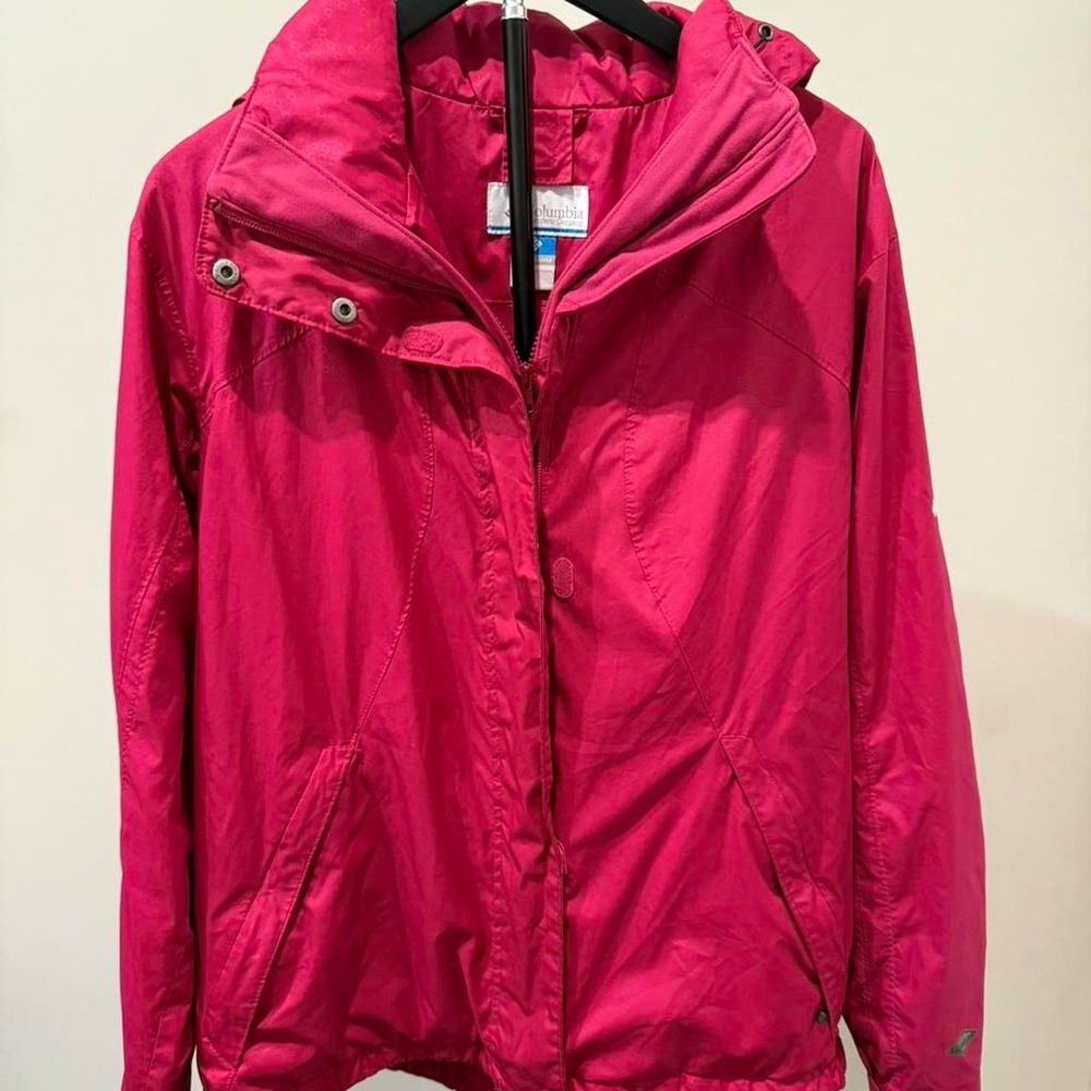 Columbia pink waterproof jacket with hood and‎ pockets. Size L
